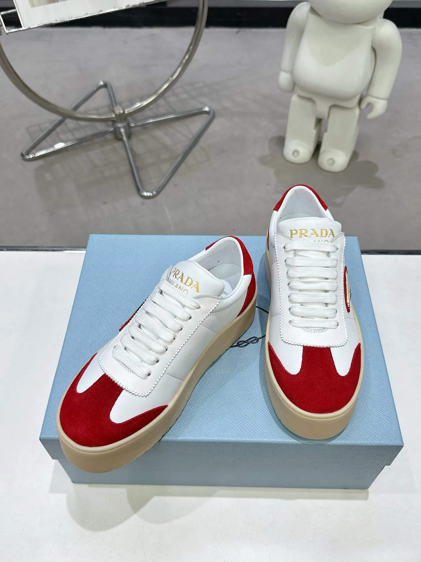 👟👟Ex-factory price 600👟👟 Prada Latest Downtown Bold series Thick-soled Platform Shoes Triangle Logo Casual Sports Shoes White Shoes Original purchase, development and production Downtown Bold sneakers are inspired by the basketball shoes of the 1980s, with sporty design and exquisite details. Crafted from perforated leather, the statement platform sole provides a unique, modern style. The Prada logo is interpreted from different angles, decorated with the iconic enameled triangular metal logo, highlighting the unique classic style. Exquisite packaging at the delivery counter🛍📦 ▪️Fabric: Original custom imported first-layer cowhide ▪️Inner lining: Original imported sheepskin ▪️Outsole: Original open-molded ultra-light foam material ▪️Sole thickness: 4.5CM ▪️Size: Women's 35-40